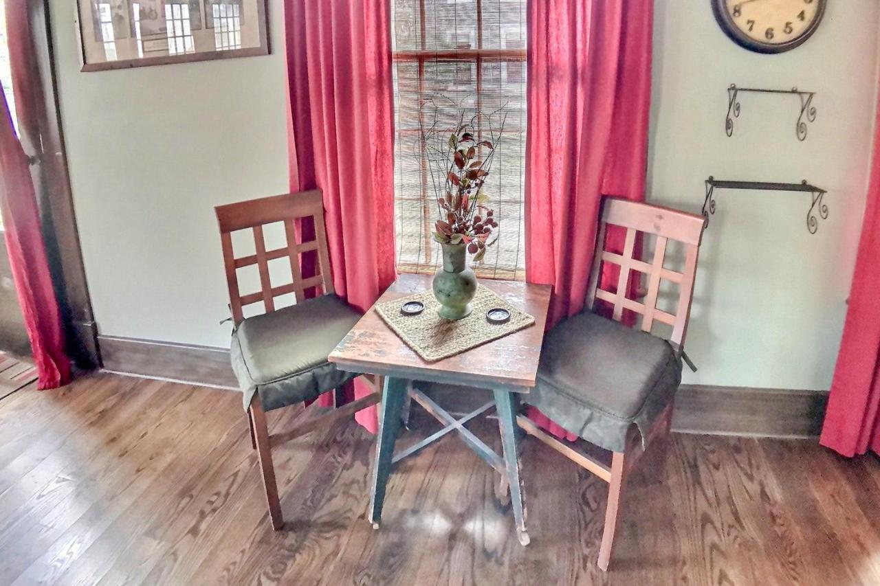 66 Center Street - The Carriage House, Queen Beds, Wifi, Cable Tv, Outdoor Sitting Area, Free On-Site Parking, Spa Tub For 2 Eureka Springs Ngoại thất bức ảnh